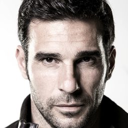 愛德華多·里歐 - 完美謊情演員 飾演Cosimo