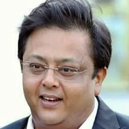 Nitish Pandey 飾演 Anwar