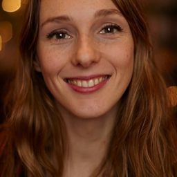 Pauline Clément 飾演 Julie