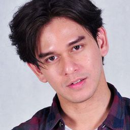 Rangga Azof 飾演 Edwin