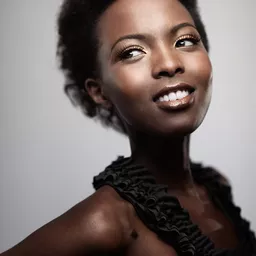 Mireille Urumuri 飾演 Sexy Girl Dancing