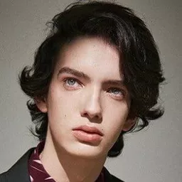 Kodi Smit-McPhee 飾演 Jimmie Rodgers Snow