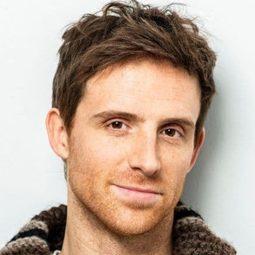 亞當·赫蒂格 - Love in Design演員 飾演Patrick