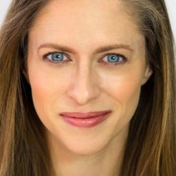 Kate Bayley 飾演 Tessa