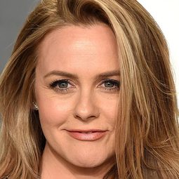 艾莉西亞·席薇史東 - 毛小孩選邊站演員 飾演Olive Greene