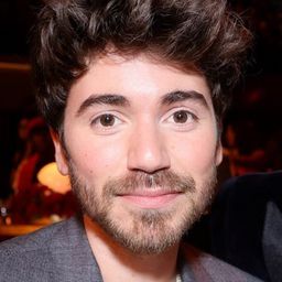 Noah Galvin 飾演 Glenn Winthrop
