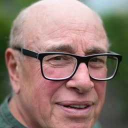 John Stocker 飾演 Peter