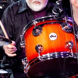 Ronnie Tutt 飾演 Self - Drums