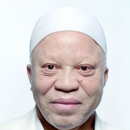 Salif Keita 飾演 Self