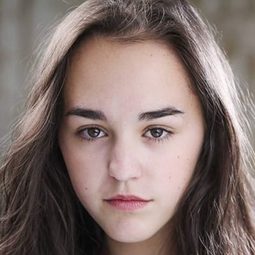 Saskia Paige Martin 飾演 Stacie