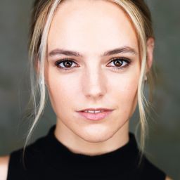 Natalie Shinnick 飾演 Ella