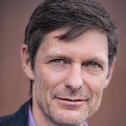 Richard Felix 飾演 Police Officer 2