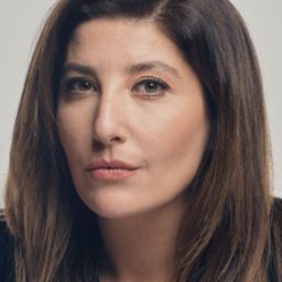 Sebnem Bozoklu 飾演 Hediye