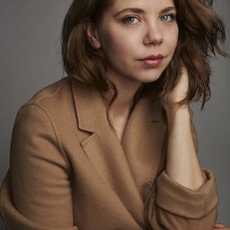 Alexandra Gjerpen 飾演 Megafan