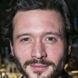 David Oakes 飾演 Friend