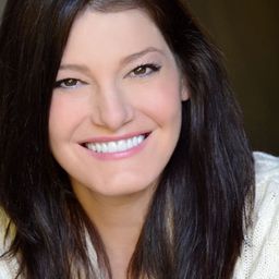 Julie Ivey - Vampires Anonymous演員 飾演Emily