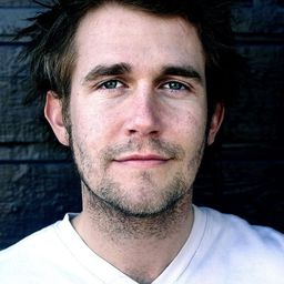 Mads Koudal 飾演 Paul