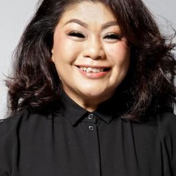 Bella Rahim 飾演 Mysterious Woman