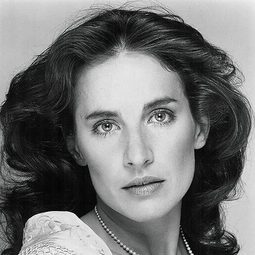 Andrea Marcovicci 飾演 Jennifer English