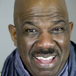 Errol Shaker 飾演 Officer Draper