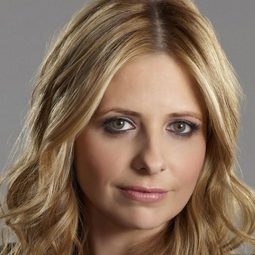 莎拉·蜜雪兒·吉蘭 - 舊年暑假搞乜鬼演員 飾演Helen Shivers