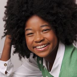 Emilly Nayara 飾演 