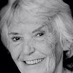 Rita Davies 飾演 Bookshop Owner