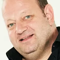 Mikkel Vadsholt 飾演 Elektriker