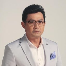 陳天文 飾演 Teck, the father
