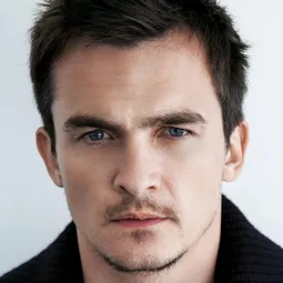 羅拔費特 飾演 Narrator / Adult Peter Watson