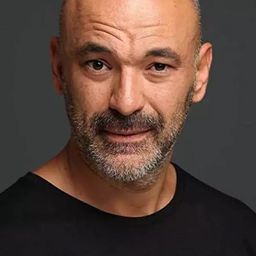 Kaan Çakır 飾演 Bardaki Adam