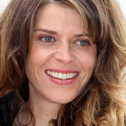 Marina Black 飾演 Lorraine