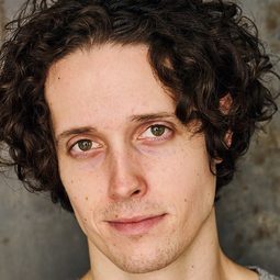 Isiah Adams 飾演 Van