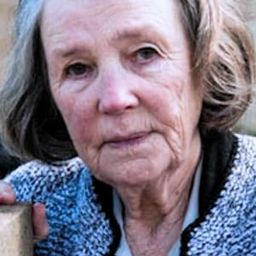 Barbara West 飾演 Gracie Roach