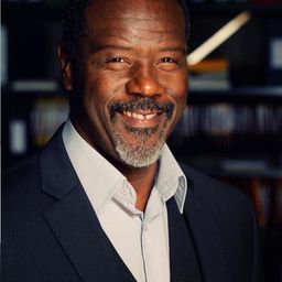 Jean-Michel Martial 飾演 Janvier