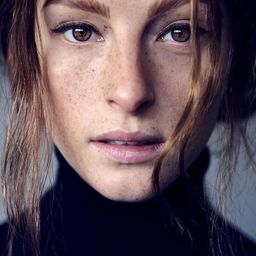 安柏·珍·羅溫 - 偷天駭客演員 飾演Bes