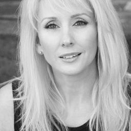 Suzie MacKenzie 飾演 Rochelle