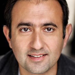 Amir Rahimzadeh 飾演 Lou