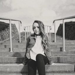 Kirstie Steele - Glasgow Girls演員 飾演Jennifer