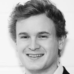 Max Pirkis 飾演 Midshipman Blakeney