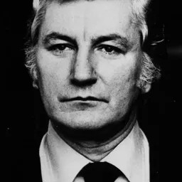 T. P. McKenna - 稻草狗演員 飾演Maj. John Scott