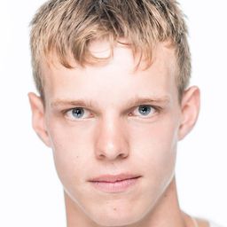 Finn Bennett 飾演 John