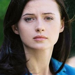 安格妮茲卡·葛羅霍斯卡 飾演 Nina