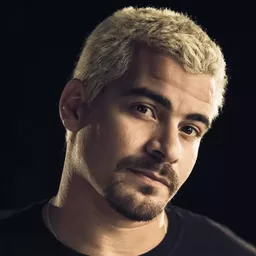 Thiago Martins 飾演 Roni