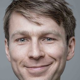 Ben Faulks 飾演 Mr Bloom