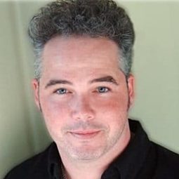 Ryan Wickerham - The Waiter演員 飾演Ford Bynum