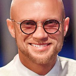 Dmitriy Khrustalev 飾演 