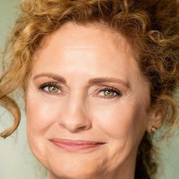 Sharon Sharth 飾演 Concierge