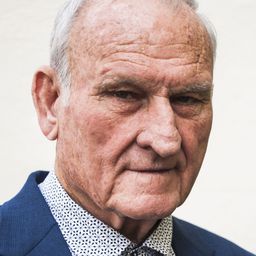 Josep Abad 飾演 Rogelio