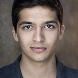 Luke Latchman 飾演 Curio